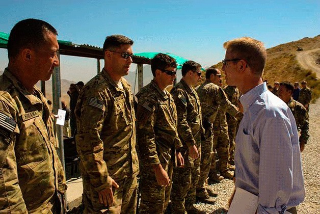 Congressan Derek Kilmer (D-6th District) meets with soldiers
