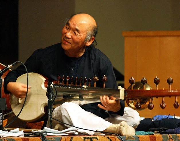 Steve Oda is a renowned sarode musician. The sarode is a fretless lute of 25 strings. Its lack of frets allows for the constant sliding between notes that gives Indian classical music its striking