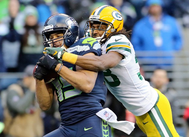 Seahawks' Jermaine Kearse makes the overtime touchdown grab with Packers' Tramon Williams defending during the NFC Champion at Century Link Field In Seattle