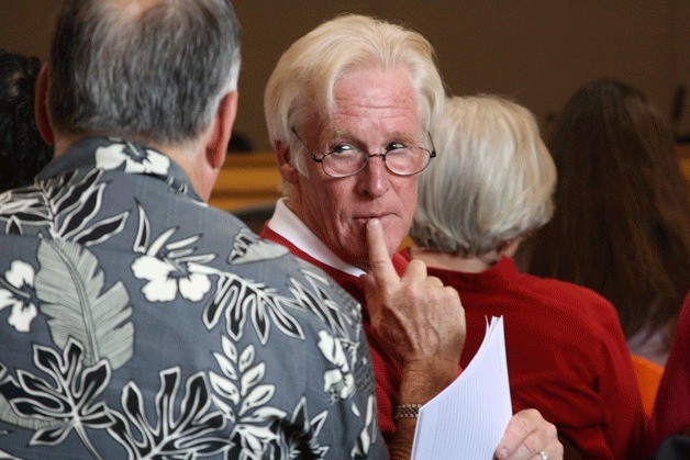 Islander Jerry DeGroot talks with Mayor Steve Bonkowski at the Department of Ecology’s hearing on the Shoreline Master Program Wednesday evening at city hall.