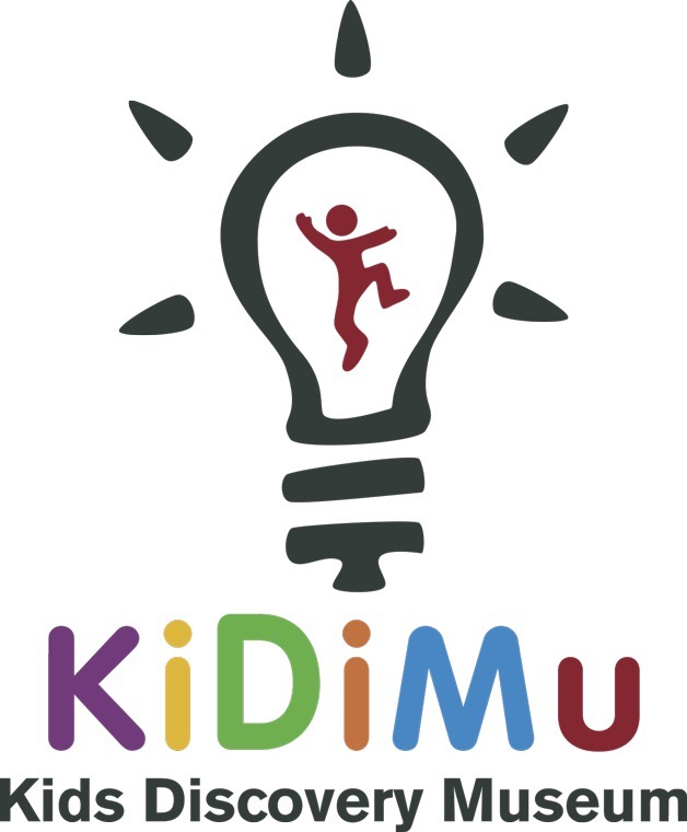 Messy Monday at KiDiMu features pop-pom egg painting