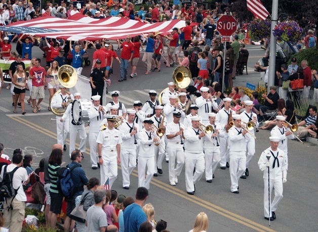 The 2013 Grand Old Fourth of July parade marches through Winslow.