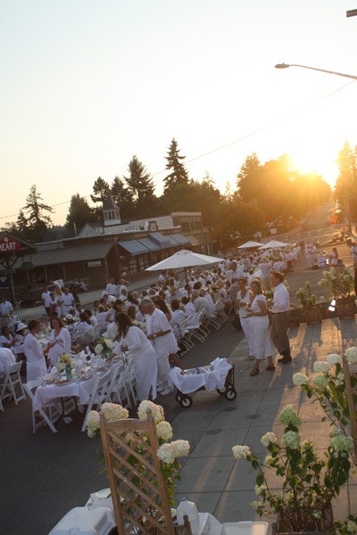 Islanders covered “Winslow in White” for a late-summer celebration of the downtown community and a newly opened street. Tables decked in white linens spread from the Christian Science Monitor to the Madison Avenue intersection.
