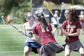 Bainbridge attacker Marley Horne looks to pass as Lakeside’s Deborah Min (left) and Lauren McAndrews bottle her up. The Spartans lost to the Lions 10-6 in the varsity A championship game Saturday.