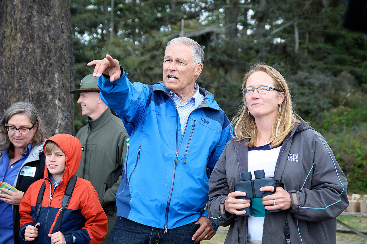 Gov. Jay Inslee views harbor seals that popped up at Deception Pass State Park Wednesday. Cindy Elliser, of Pacific Mammal Research, points out the creatures. (Photo by Laura Guido | Whidbey News-Times)