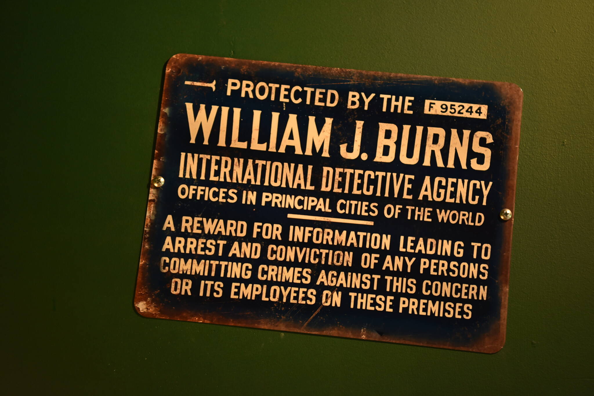 Detective William Burns enlists players to find the most wanted fugitive who is hiding on Bainbridge Island.