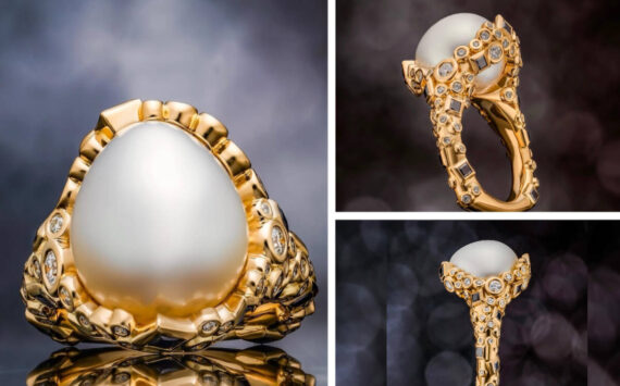 Robin Callahan’s ‘Harmony’ won the CPAA Visionary Award for 2023. ‘Harmony’ embraces the natural shape of the pearl while allowing you to see the beauty of the natural pearl from every angle.