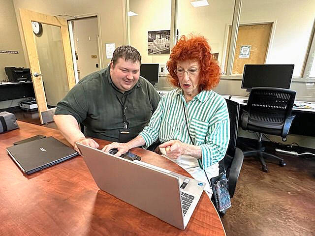 Mike De Felice/Kitsap News Group
Joan Walz, of Poulsbo, learns the basics about her computer during a senior technology class alongside Kitsap Tech Support instructor Colin Waters.
