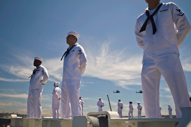 Sailors man the rails onboard the amphibious assault ship USS Essex (LHD 2) during the annual Seafair Parade of Ships Wednesday