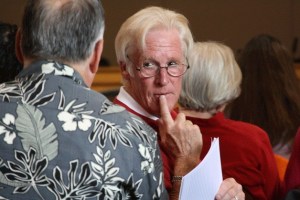 Islander Jerry DeGroot talks with Mayor Steve Bonkowski at the Department of Ecology’s hearing on the Shoreline Master Program Wednesday evening at city hall.