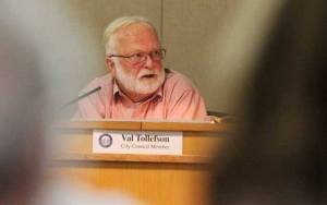 Councilman Val Tollefson briefs the Bainbridge council on an ad hoc committee's recommendation for the city-owned Suzuki property.