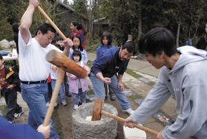Islanders pound hot rice that will later be hand rolled into rice cakes at last year’s Mochi Tsuki celebration. The cakes are filled with a sweet bean paste called “ahn.”