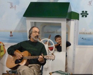 David Webb leads a singalong at Tuesday Tunes at KiDiMu.
