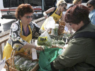Cheryl Kollin sells sugar snap peas to Barbara Case of Port Ludlow.