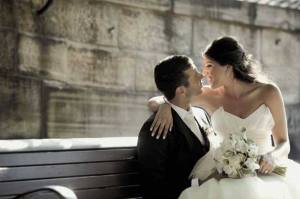 Casual wedding photographs are becoming more popular.