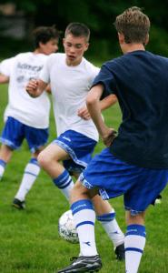Beau Green passes to Sam Tomlinson during practice.