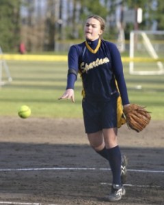Karen Robinson throws during Friday’s game against Rainier Beach. The sophomore picked up the win