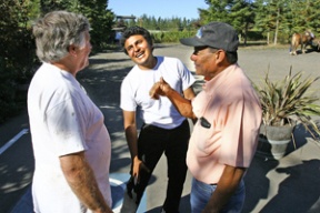 Island winemaker Gerard Bentryn (left) trades stories with Nicaraguan delegates Hector Guillen and Alcides Flores.