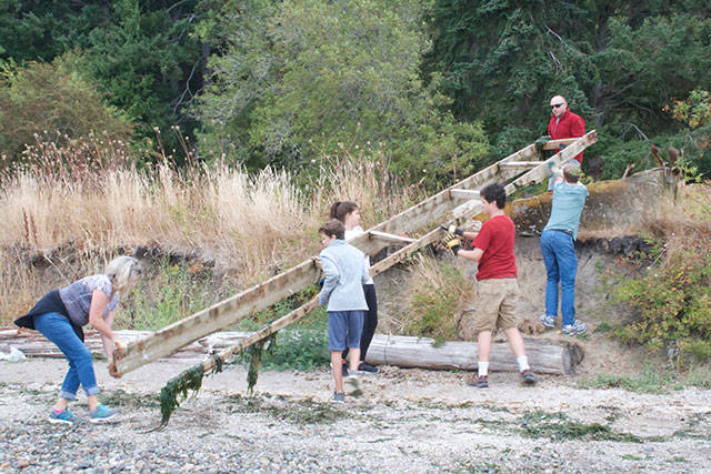 Annual Bainbridge beach cleanup day | Photo gallery