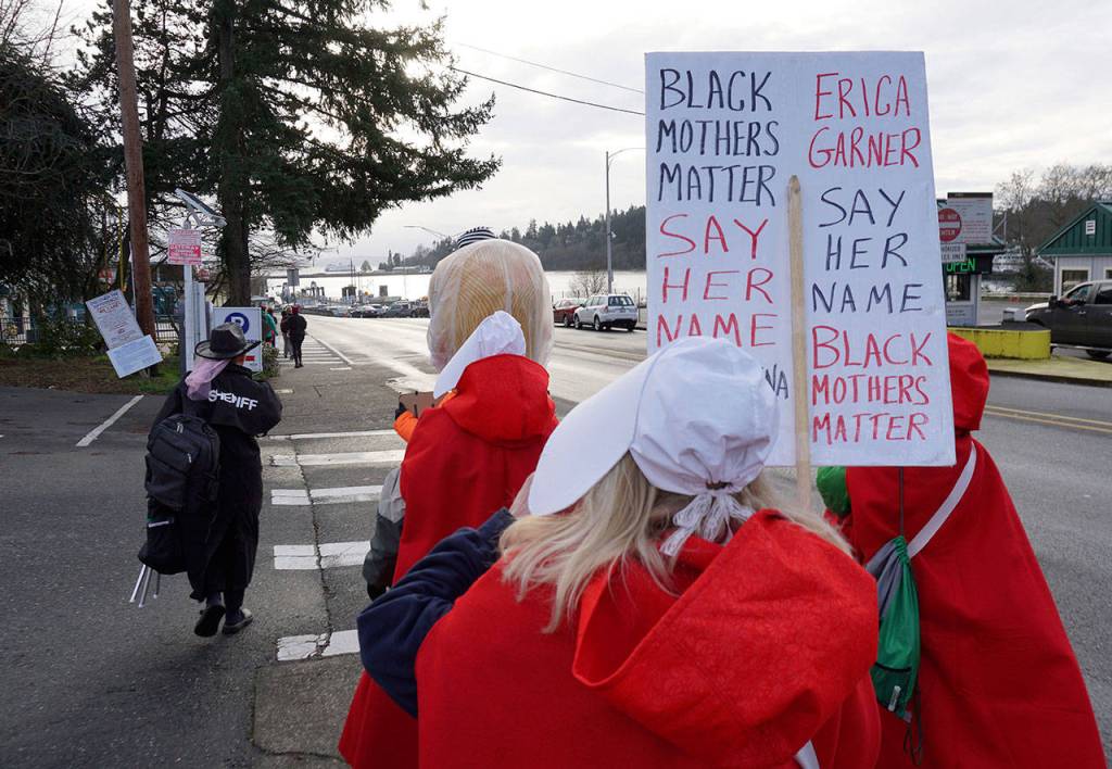 High hopes, busy feet: Bainbridge heads off to the second Women’s March | Photo gallery