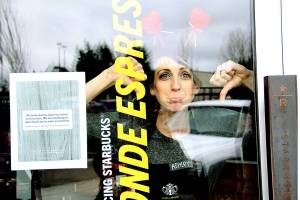 Double thumbs down | Photo of the day