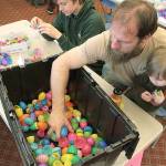 Egg-hausting work | Photo of the day 3.9