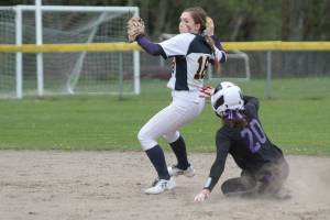 Bulldogs nip Sparty in softball