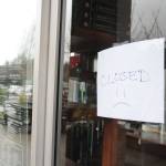 A closed sign graces the door of Westside Pizza in the Island Village Shopping Center after the High School Road area lost power Thursday. (Brian Kelly | Bainbridge Island Review)