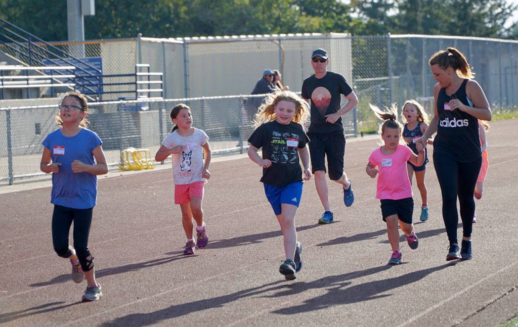 Fourth meet sees pack of fleet feet on Bainbridge track | Photo gallery