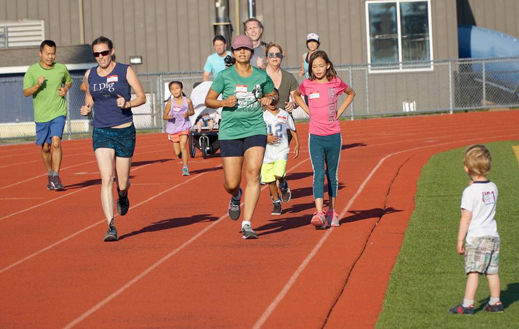 Fourth meet sees pack of fleet feet on Bainbridge track | Photo gallery