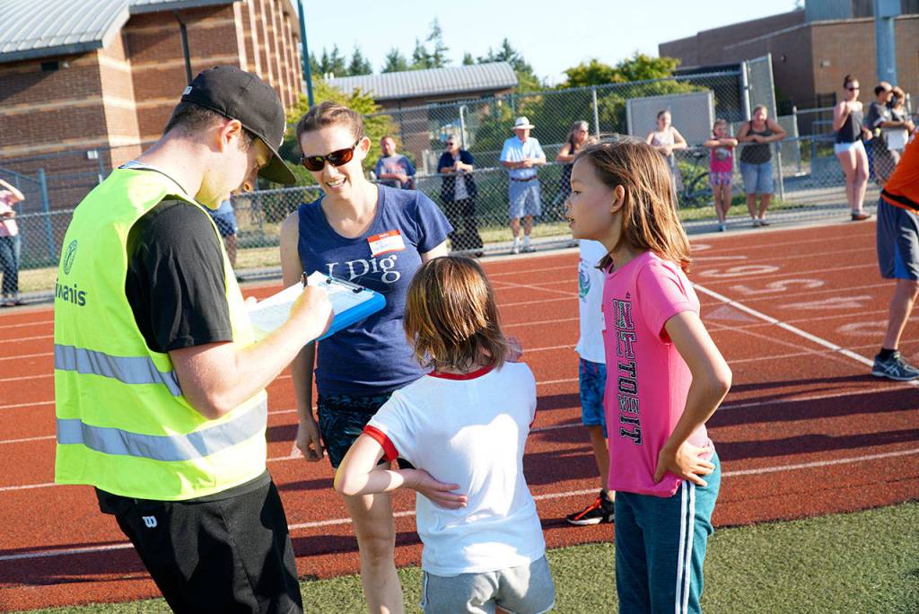 Fourth meet sees pack of fleet feet on Bainbridge track | Photo gallery