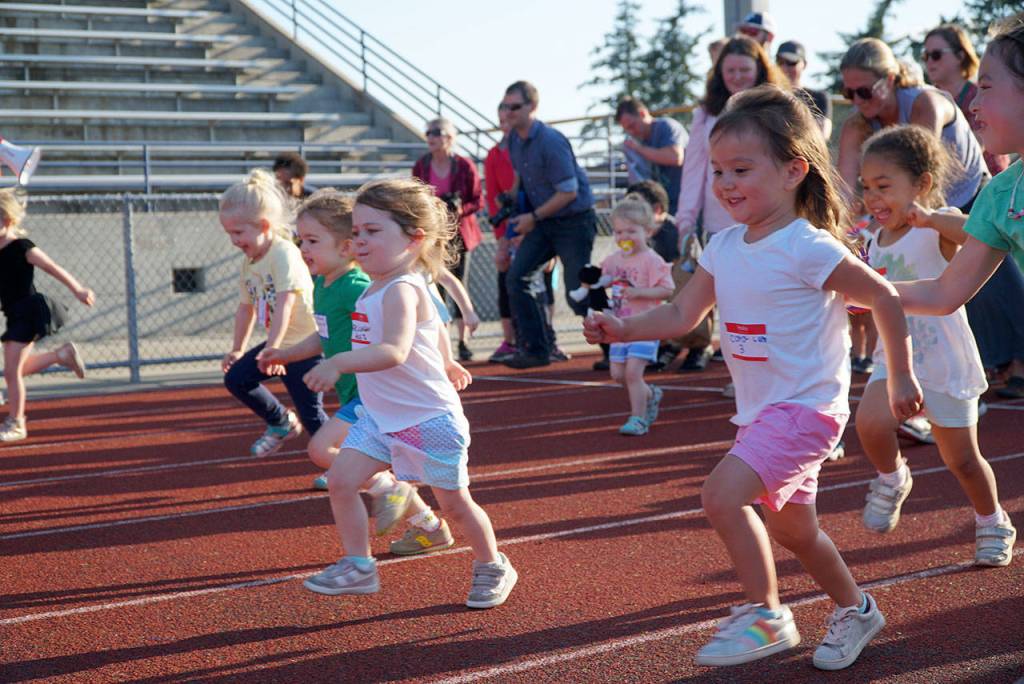 Fourth meet sees pack of fleet feet on Bainbridge track | Photo gallery