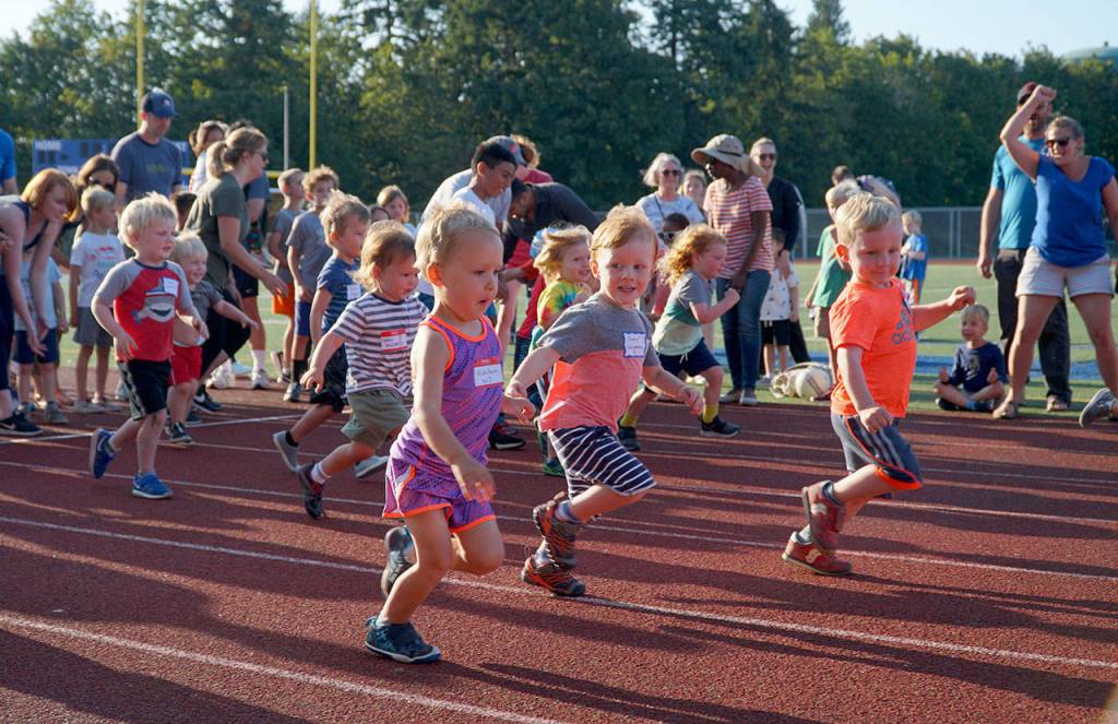 Fourth meet sees pack of fleet feet on Bainbridge track | Photo gallery