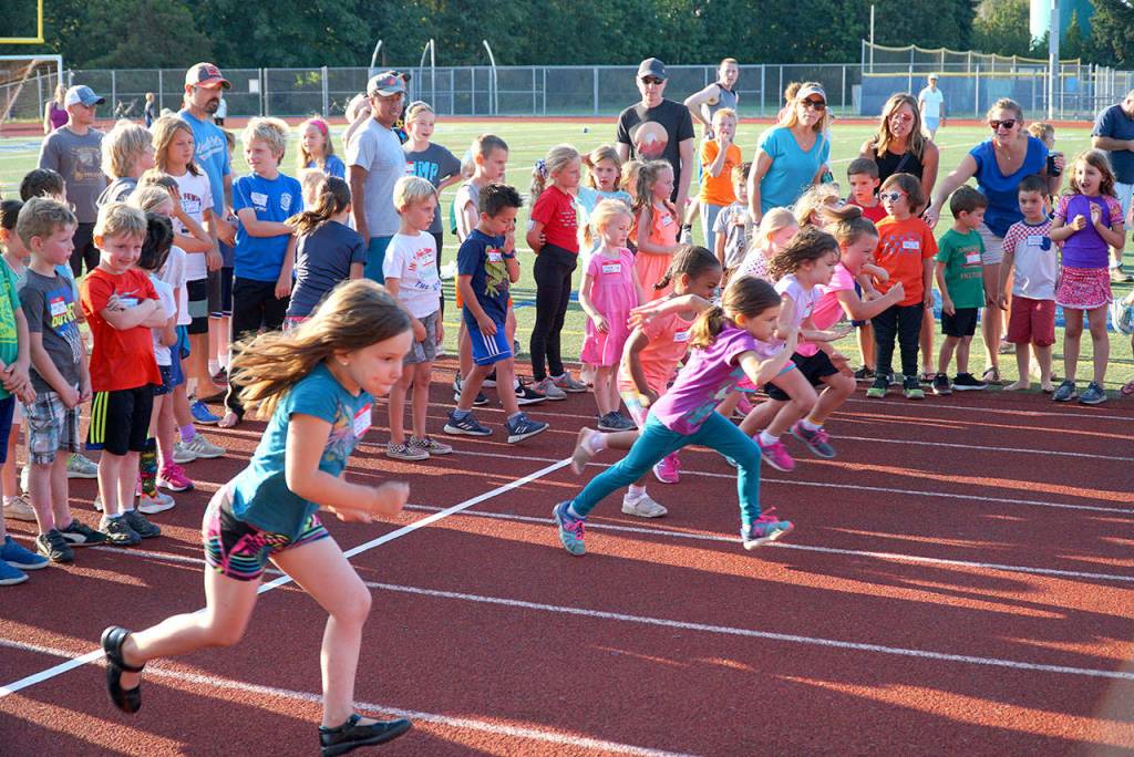 Fourth meet sees pack of fleet feet on Bainbridge track | Photo gallery
