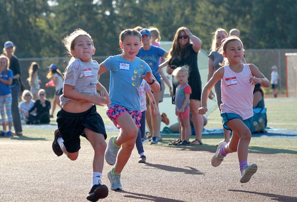 Fourth meet sees pack of fleet feet on Bainbridge track | Photo gallery