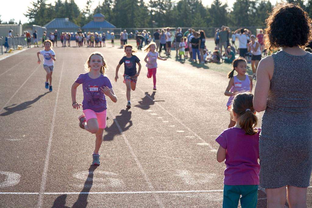 Fourth meet sees pack of fleet feet on Bainbridge track | Photo gallery