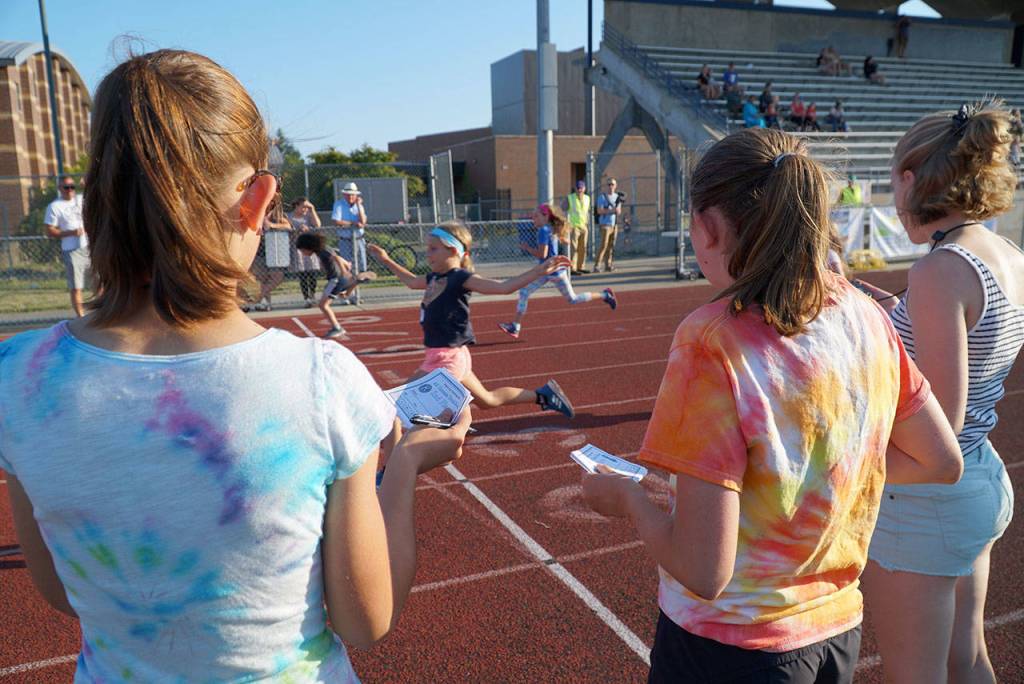 Fourth meet sees pack of fleet feet on Bainbridge track | Photo gallery