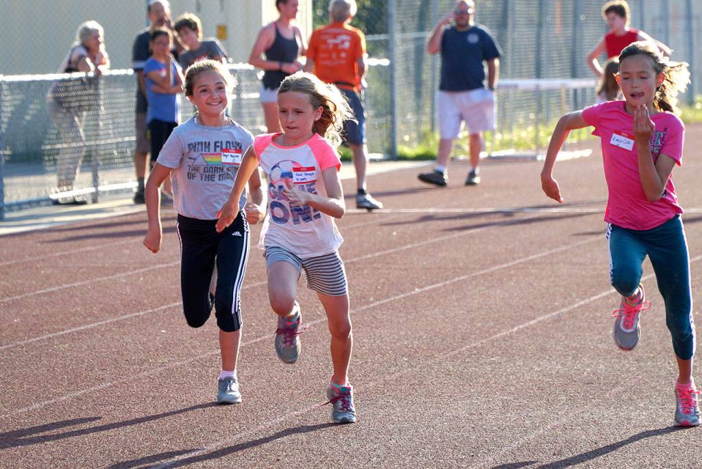 Fourth meet sees pack of fleet feet on Bainbridge track | Photo gallery