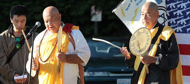 Bainbridge says ‘Enough’ at vigil against gun violence | Photo gallery