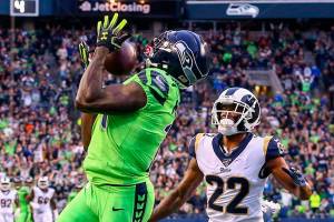 Wilson’s 4 TDs, late field goal miss helps Hawks edge Rams