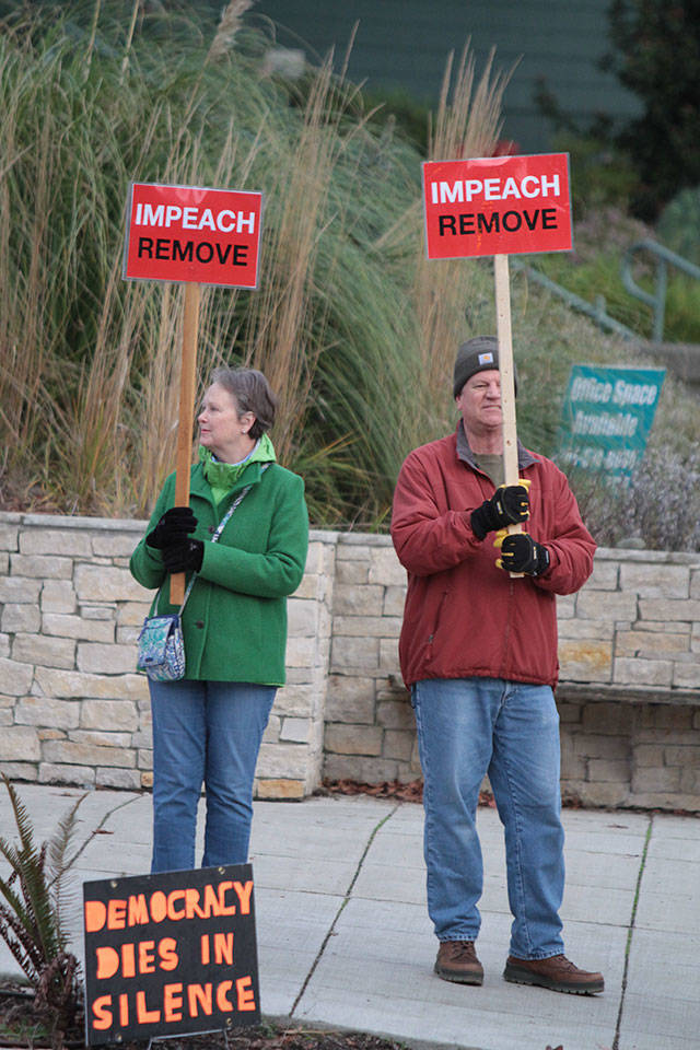 Trump impeachment rally draws big crowd | Photo gallery