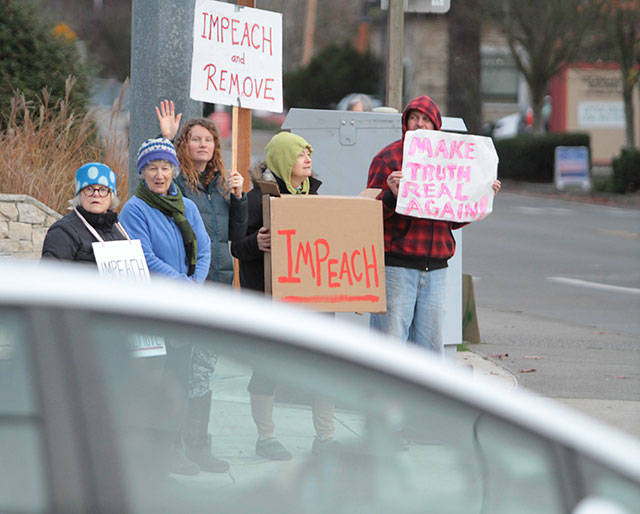 Trump impeachment rally draws big crowd | Photo gallery