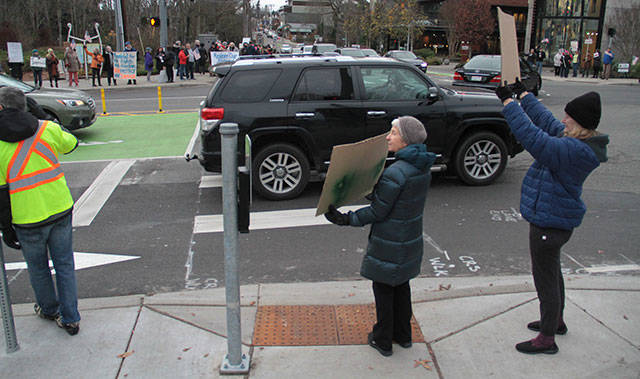 Trump impeachment rally draws big crowd | Photo gallery