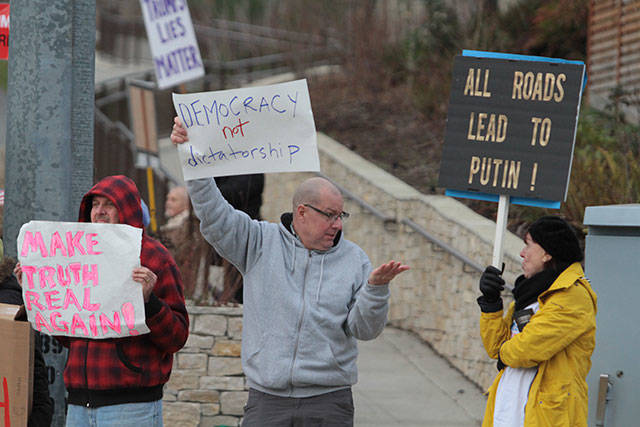 Trump impeachment rally draws big crowd | Photo gallery