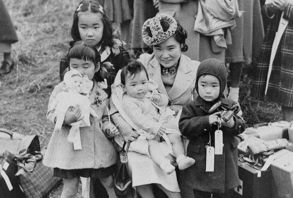 Shigeko Kitamoto with children Yuriko, Hideko, Yoshikazu and Chiseko are evacuated from Bainbridge Island.