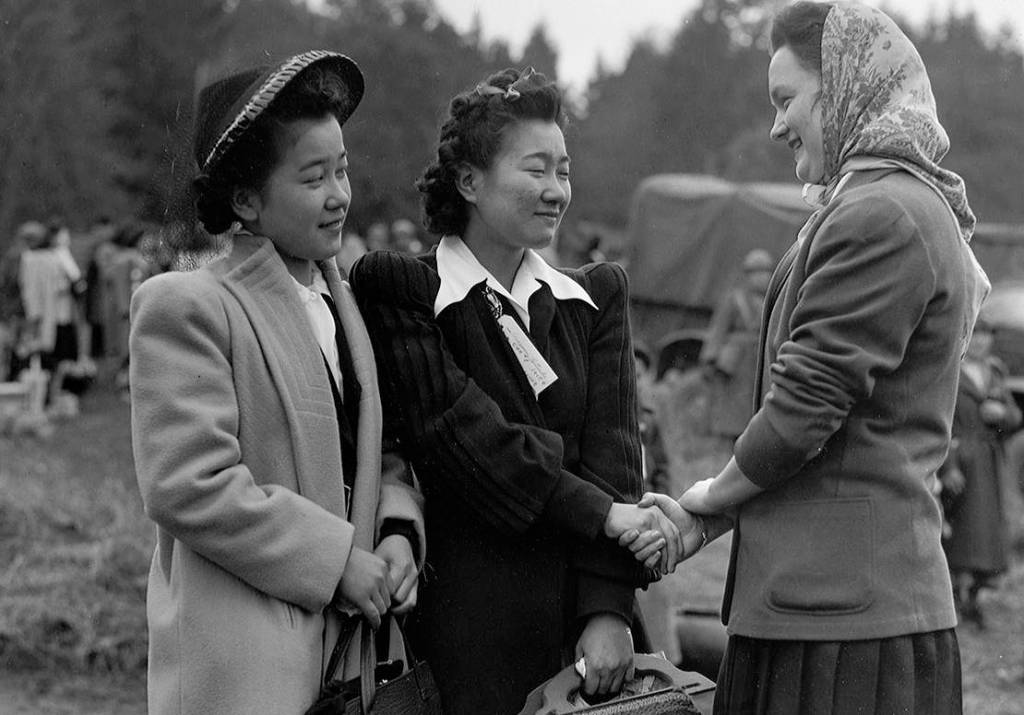 Ritsuko and Toshiko Terayama say goodbye to a friend at the ferry dock. Museum of History and Industry/Seattle PI Collection