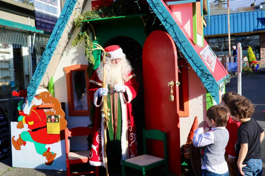 Santa answers questions for curious boys. KPark/NKH