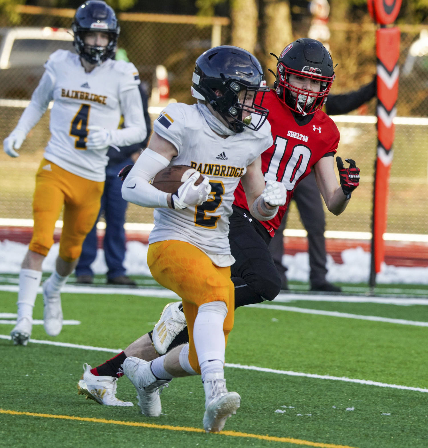 Photos courtesy Justin Johnson | Mason County Journal
Left: Spartans running back Jack Mielke looks to evade the Shelton defense as he heads down the field. Right: Bainbridge quarterback Gabriel Todd looks to make the pitch to running back Matt LeDorze in the season-opener against Shelton.