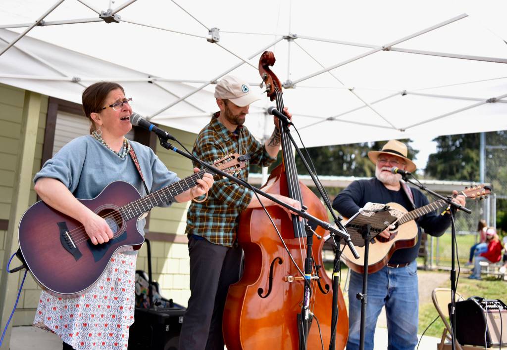 Songbird entertains volunteers working on Earth Day.