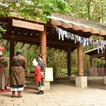 Nancy Treder/Bainbridge Island Review photos
Judges speak with refashion designer Mary Voltin about her fashion piece, Funky Fungus Frock.